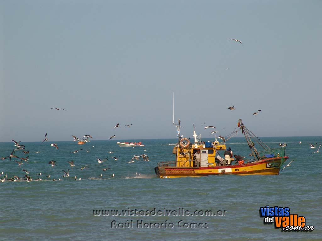 Lanchas de pesca cerca de la costa en Playa Union