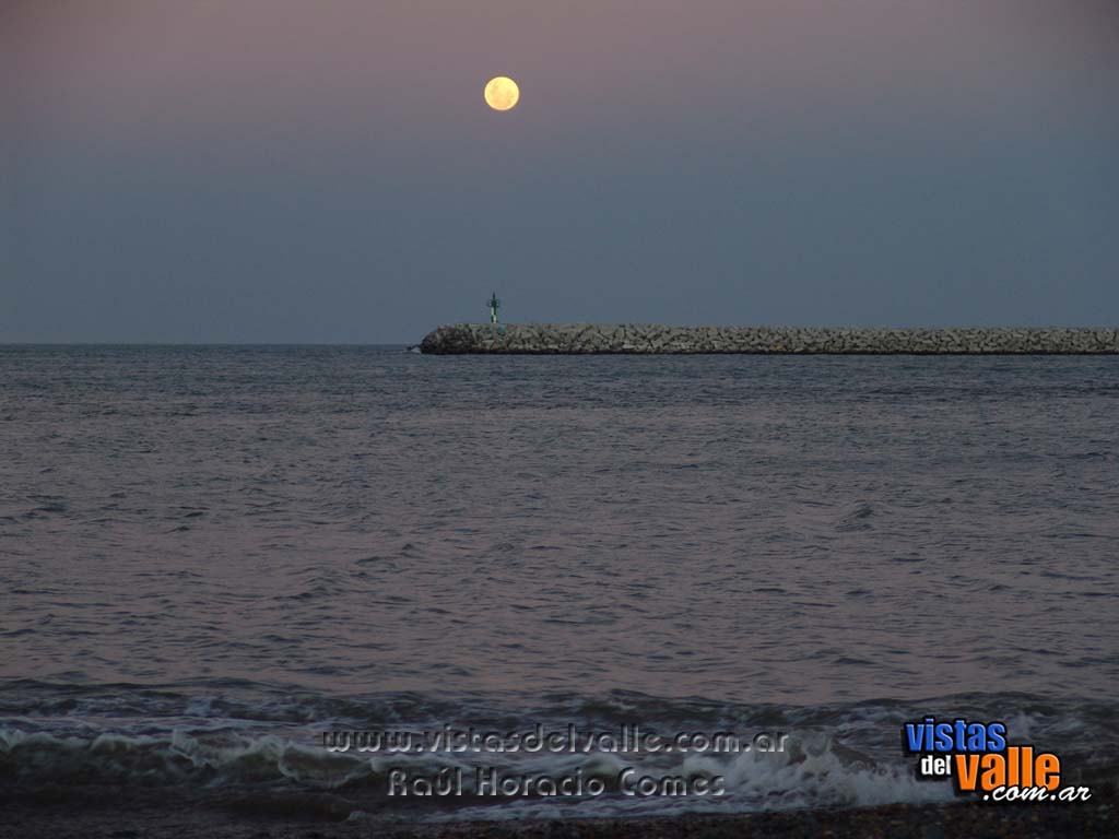 Luna llena sobre escollera sur